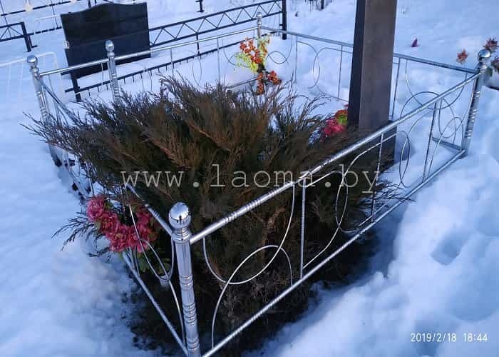 оградка из нержавеющей стали.